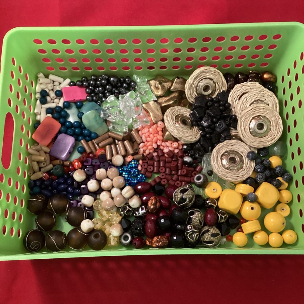 635 grams of mixed material beads